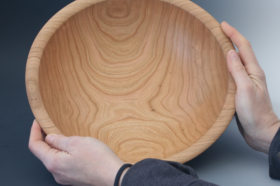 Wood bowl in cherry wood.